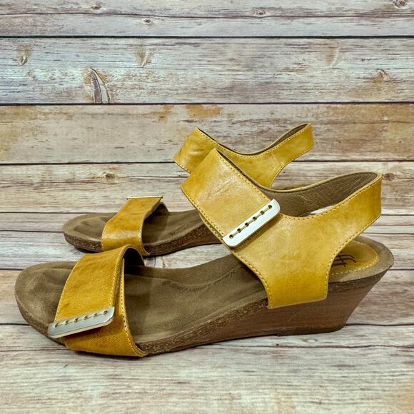 Sofft Womens Leather Mustard Yellow Open Toe Stacked Wedge Heel Sandals 9.5M - Picture 3 of 8